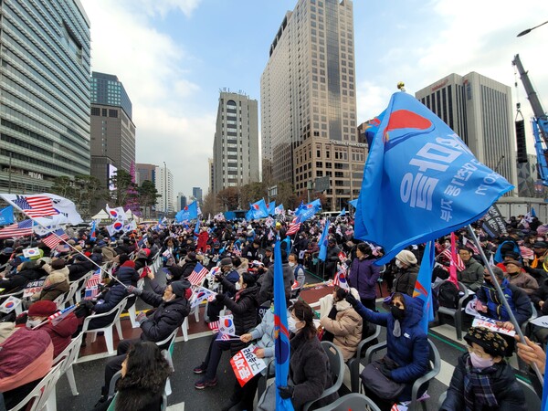 이날 집회 연사들은 ‘자유마을’의 중요성을 강조했다. 집회 장소에서 자유마을 깃발도 많이 보였다. /박상백 객원기자