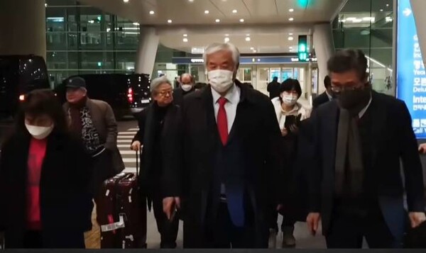 최근 미국을 순방하고 돌아온 전광훈 목사(가운데)가 인천공항에서 귀국하고 있다. /유튜브 영상 캡처