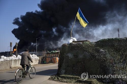 러시아군 공격으로 망가진 우크라이나 수도 키이우 인근 마을. /AP=연합