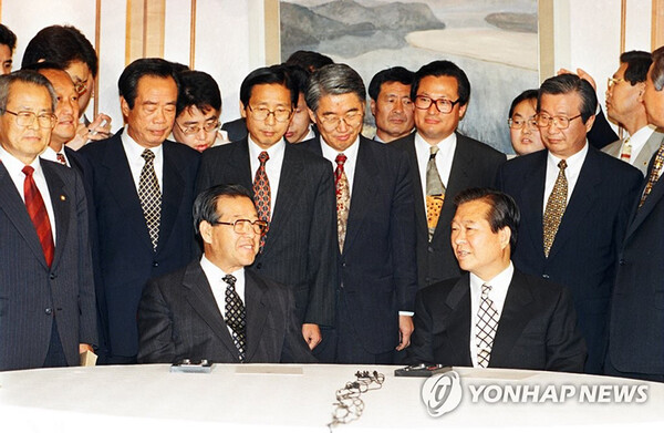 새정치국민회의의 김대중과 자민련의 김종필은 DJP연대를 가동했다.