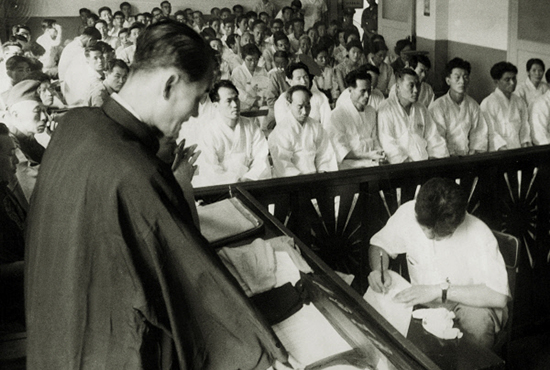 1961년 8월 11일 혁명재판소에서 열린 민족일보 사건 변론 공판에서 검사의 논고를 듣고 있는 피고인들. 앞줄 맨 왼쪽이 민족일보 대표.