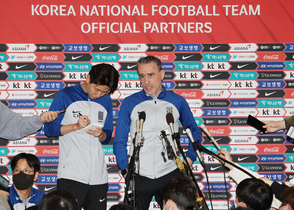 12년 만의 월드컵 16강 진출을 이룬 한국 축구대표팀의 파울루 벤투 감독이 7일 오후 인천국제공항을 통해 귀국, 인터뷰하고 있다. /연합