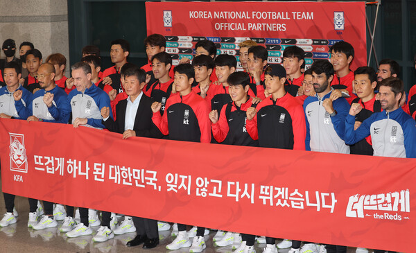 12년 만의 월드컵 16강 진출을 이룬 한국 축구대표팀 선수들이 7일 오후 인천국제공항을 통해 귀국, 기념촬영하고 있다. /연합
