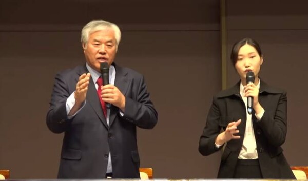 7일 오전 한국프레스센터에서 열린 ‘120대 유튜브 연합 창단대회’에서 전광훈 목사(왼쪽)가 '자유연합통신' 출범 계획을 밝히고 있다. /유튜브 영상 캡처