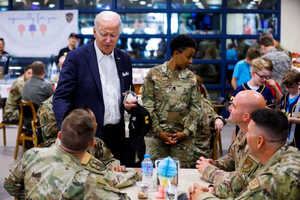 지난 5월 22일 조 바이든 미국 대통령이 방한 기간 중 평택 오산 공군 기지에서 주한 미군들과 만나고 있다. /로이터=연합