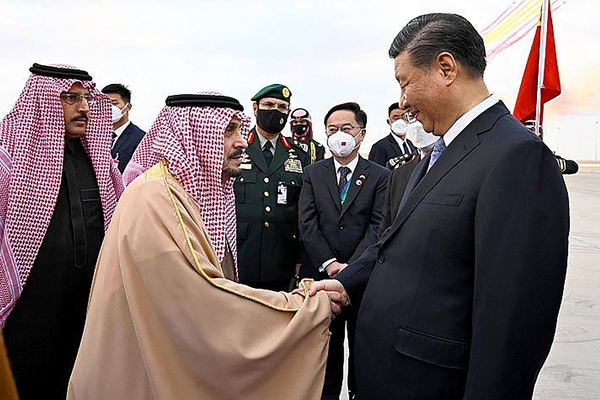 시진핑 중국 국가주석(오른쪽)이 7일(현지시간) 사우디아라비아 수도 리야드에 도착해 리야드주 주지사인 파이살 빈 반다르 빈 압둘아지즈 왕자와 악수하고 있다. 시 주석은 10일까지 사우디에 머문다. /AP=연합