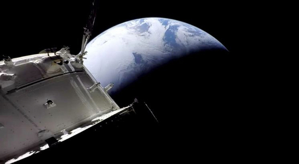 미국 항공우주국(NASA)의 무인 우주선 오리온이 달 궤도 비행을 마치고 귀환하며 포착한 지구의 모습. /미 항공우주국 NASA