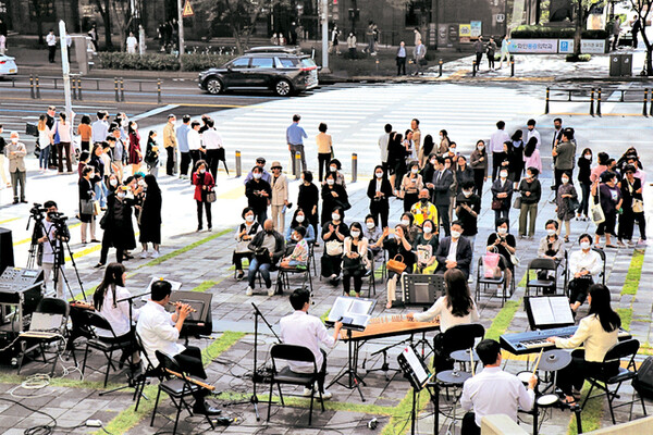 서울 광화문 인근 시민들이 최근 새문안교회 앞마당에서 열린 ‘새문안 버스킹’을 관람하고 있다. /새문안교회