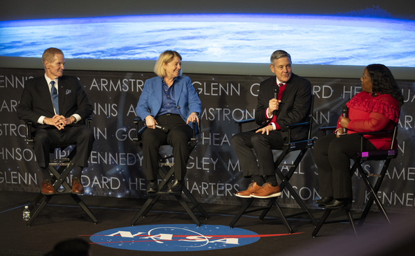 (왼쪽부터) NASA의 빌 넬슨 국장, 팸 멜로이 부국장, 밥 카바나 국장보, 미셸 존스 커뮤니케이션 실장이 지난 13일(현지시간) 연말 타운홀 미팅에서 올해 NASA의 성과와 내년도 주요 임무계획을 직원들과 공유하고 있다. /NASA