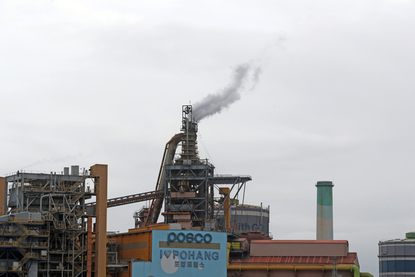 유럽연합(EU)은 내년 10월부터 철강·알루미늄·시멘트·비료 등 6개 품목 수출 기업에 탄소배출량 보고 의무를 부과하기로 했다. 경북 포항시 남구 포스코 포항제철소 4고로(용광로)에서 연기가 나오고 있다. /연합