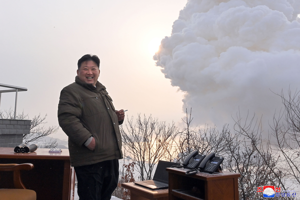 조선중앙통신은 16일 김정은 국무위원장이 12월 15일 오전 서해위성발사장에서 대출력고체연료발동기 지상시험을 지도했으며 시험성공했다고 보도했다. /연합