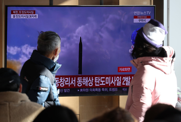 18일 오후 서울역 대합실에서 시민들이 북한 탄도미사일 발사 소식을 전하는 뉴스를 시청하고 있다. 합참에 따르면 북한은 이날 오전 평안북도 동창리 일대에서 동해상으로 탄도미사일 2발을 발사했다. /연합