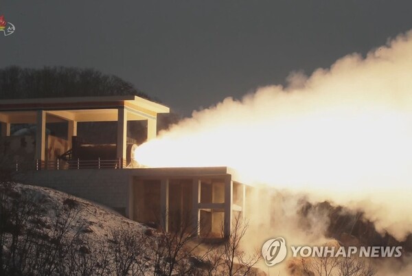 북한은 지난 15일 평안북도 철산군 동창리 소재 서해위성발사장에서 대륙간탄도미사일(ICBM)용 고체연료 로켓엔진 시험을 실시했다. 김정은도 이날 시험을 참관했다. /연합