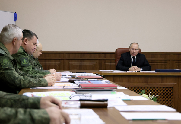 블라디미르 푸틴 러시아 대통령(가장 오른쪽)이 17일(현지시간) 장소가 공개되지 않은 러시아 군사령부에서 군사령관들과 회의를 하고 있다. 푸틴 대통령은 이날 회의에서 우크라이나 전쟁에 대한 의견을 수렴하고 이를 방송에 공개하는 이례적인 행보를 보였다. /로이터=연합