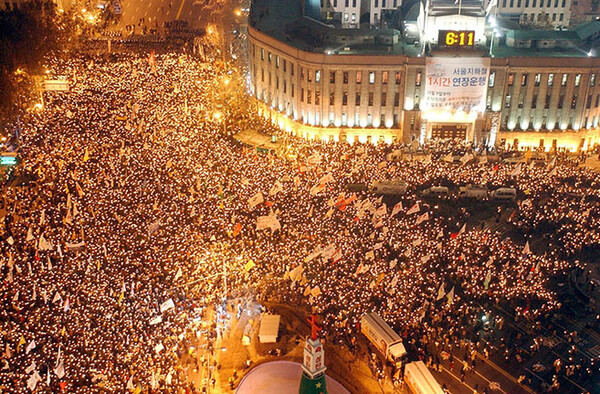 2002년 12월 14일 저녁 서울시청 앞 광장에서 미군 장갑차에 희생된 효순·미선양을 추모하는 집회와 '주권회복의 날 10만 범국민 평화대행진'에 촛불을 든 수많은 시민들이 광장을 가득 메우고 있다.