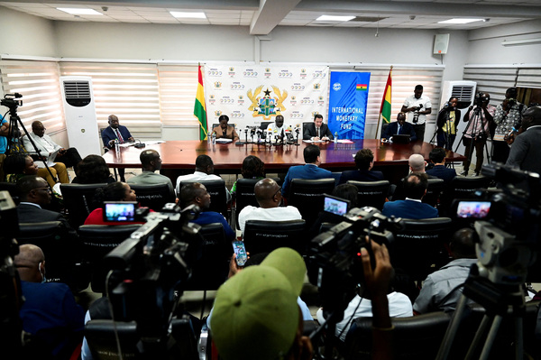 가나 재무부와 중앙은행, IMF 대표들이 13일 아크라에서 기자회견을 가지고 있다. /로이터=연합