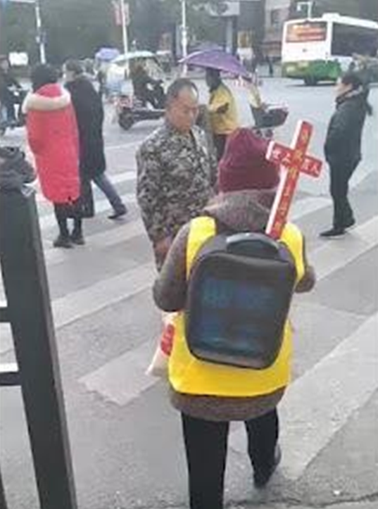 중국의 복음전도자 첸이 헝양시 거리에서 복음을 전파하고 있다. /한국 VOM