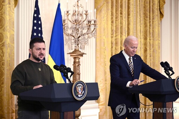 조 바이든 미국 대통령(오른쪽)과 볼로디미르 젤렌스키 우크라이나 대통령. /AFP=연합