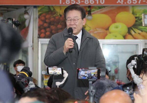더불어민주당 이재명 대표가 22일 경북 안동시 중앙신시장을 방문한 자리에서 지지자와 시민들에게 인사말을 하고 있다. /연합