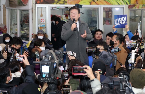 이재명 더불어민주당 대표가 22일 경북 안동시 중앙신시장을 방문한 자리에서 지지자와 시민들에게 인사말을 하고 있다. /연합
