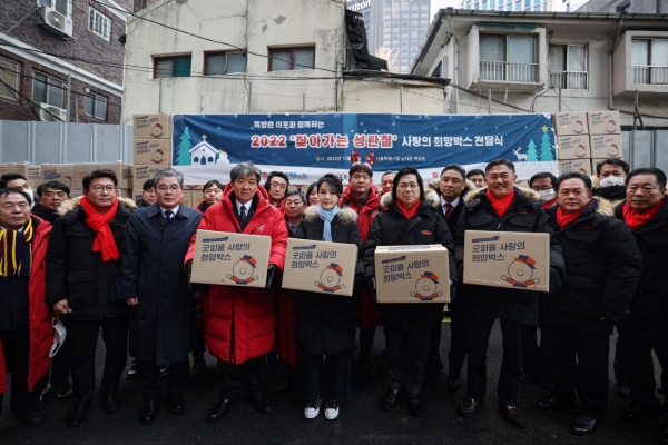 김건희 여사(앞줄 맨 오른쪽에서 다섯 번째)가 22일 기독교계가 주최한 ‘이웃과 함께하는 2022 찾아가는 성탄절, 희망박스 나눔’ 행사에 참여했다. /대통령실