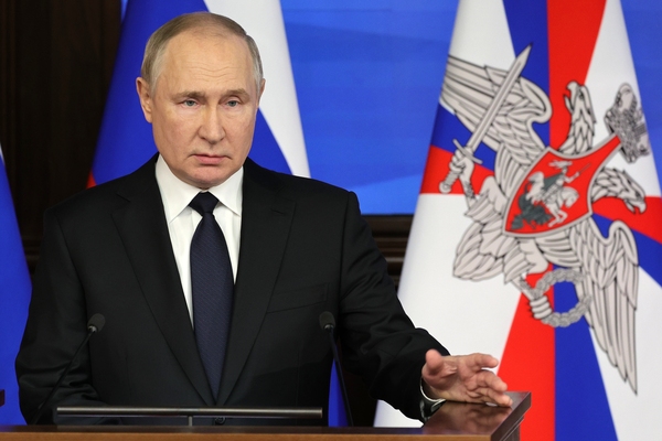 블라디미르 푸틴 러시아 대통령이 21일(현지시간) 모스크바에서 군 장성들이 참석한 국방부 이사회 확대회의에 참석해 연설하고 있다. 푸틴 대통령은 "핵전력이 러시아 주권 보장의 핵심요소"라며 "핵전력 전투태세를 지속 향상할 것"이라고 밝혔다. /AP=연합