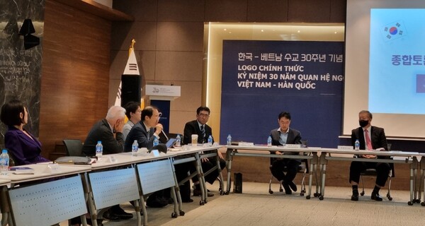 21일 베트남 한국대사관에서 ‘한-베트남 관계현황과 미래 발전 전망'을 주제로 민관 협력 토론회가 열리고 있다.
