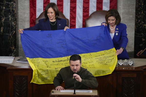 볼로디미르 젤렌스키 우크라이나 대통령이 美 의회 연설을 하는 동안 카말라 해리스 부통령(상원의장)과 낸시 펠로시 하원의장이 선물 받은 우크라이나 국기를 들어 보이고 있다. /연합