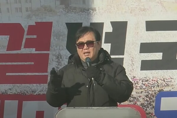 24일 집회에서 연설 중인 김학성 교수. /유튜브 '너알아TV' 영상 캡처