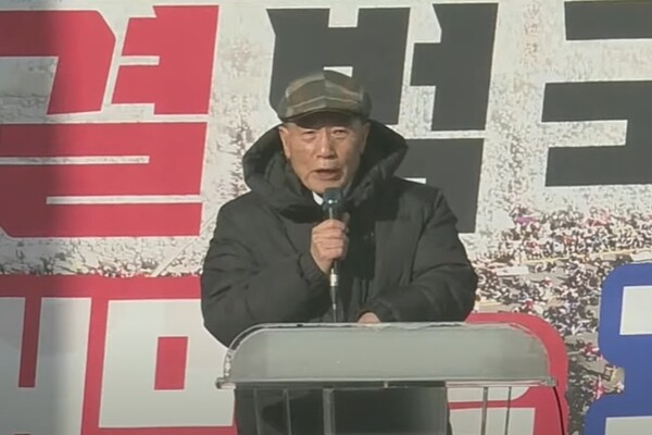 집회에서 연설 중인 이계성 교수. /유튜브 '너알아TV' 영상 캡처