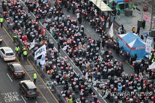 24일 오후 숭례문 인근에서 촛불전환행동 촛불집회를 하고 있다. /연합
