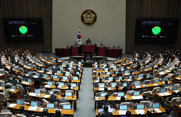 23일 오후 국회 본회의에서 소득세법 일부개정법률안 수정안이 통과되고 있다. /연합