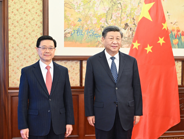 23일 중국 베이징 중난하이에서 시진핑 중국 국가주석(오른쪽)이 존 리 홍콩 행정장관으로부터 업무보고를 받기 이전 기념촬영을 하고 있다. /신화=연합