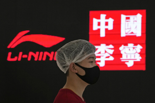 3월 16일 중국 베이징의 한 쇼핑몰에서 중국 스포츠용품사인 ‘리닝’ 로고 앞을 한 남성이 걸어가고 있다. /AP=연합