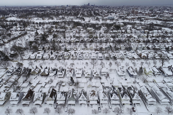 27일(현지시간) 미국 뉴욕주 버펄로 지역의 주택가가 겨울폭풍과 함께 내린 폭설에 뒤덮여 있다. /AP=연합