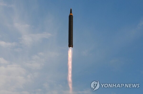 북한 중거리탄도미사일(IRBM) 화성-12형. 북한은 중거리 이상의 탄도미사일을 쏠 때 꼭 일본 열도를 가로지르도록 쏜다. /연합