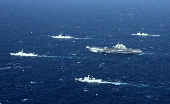 중국군 랴오닝 항모전단이 훈련 중인 모습. 최근 중국은 동지나해에서 러시아 극동함대와 연합훈련을 실시한 뒤 괌으로 접근하는 대담한 행동을 보였다. /연합