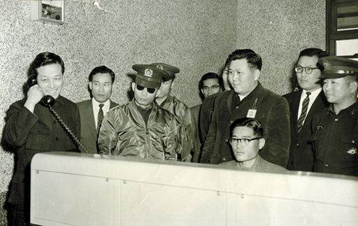 1962년 1월 20일 박정희 국가재건최고회의 의장이 중앙정보부를 방문했다. 맨 왼쪽이 김종필 정보부장이 박 의장이 지켜보는 가운데 통화하는 모습.