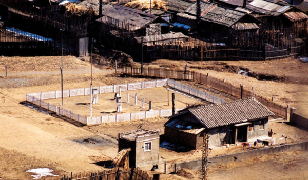 2000년대 초에 한국 VOM이 입수한 사진. 두만강 인근에 위치한 이 시설은 북한의 처형장으로 보인다. c