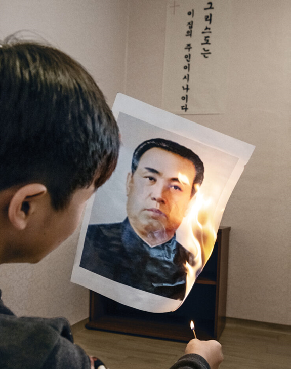 이 선생의 오빠는 김일성 초상화를 집에 걸어두는 것이 우상숭배라고 생각하여 그 초상화를 불태웠다(재현한 장면).  /한국 VOM