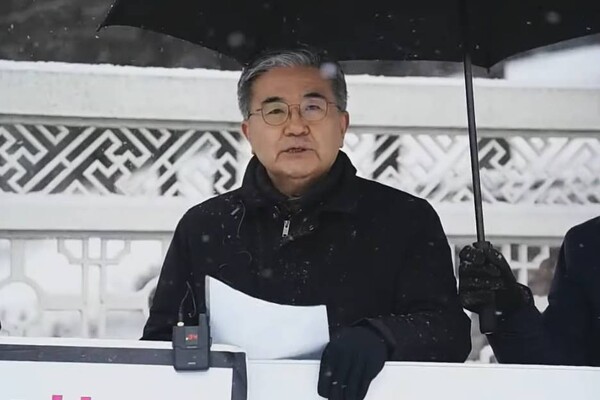 26일 아침 여의도 국회의사당 6문 앞에서 ‘차별금지법(평등법) 반대 릴레이 1인 시위’에 나선 주승중 목사. /유튜브 영상 캡처