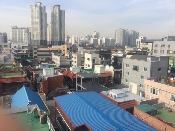 대구 북구 대현동 이슬람 사원 건축 부지(사진 중앙) 주변으로 주택들이 둘러싸고 있는 모습. /대구무슬림모스크사원비대위