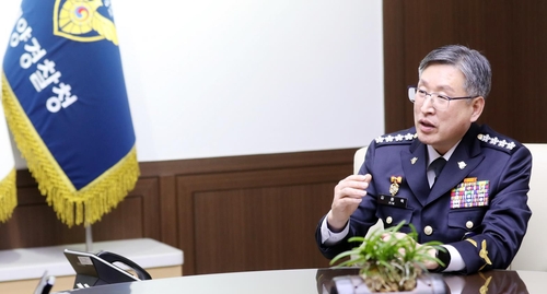 김종욱 해양경찰청장이 연합뉴스 취재진과 인터뷰를 하고 있다. /연합