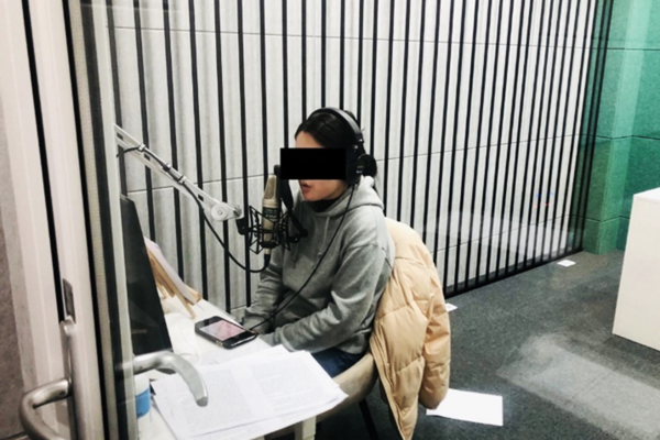 한국 VOM의 한 자원봉사자가 북한에 매일 송출되는 라디오 방송을 녹음하고 있는 모습. /한국 VOM