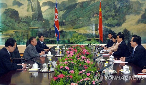 2006년 1월 비밀리에 중국을 찾은 김정일이 후진타오 당시 중국 국가주석과 회담하고 있다. 이 회담의 통역을 맡은 中공산당 간부는 회담 내용을 국정원에 전달했다가 적발돼 처형당했다. /연합