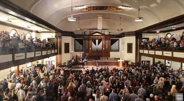 부흥이 일어난 미국 애즈버리대학교에서 15일(현지시각) 예배드리고 있는 회중들의 모습.  /'SermonIndex.net' 유튜브 캡처