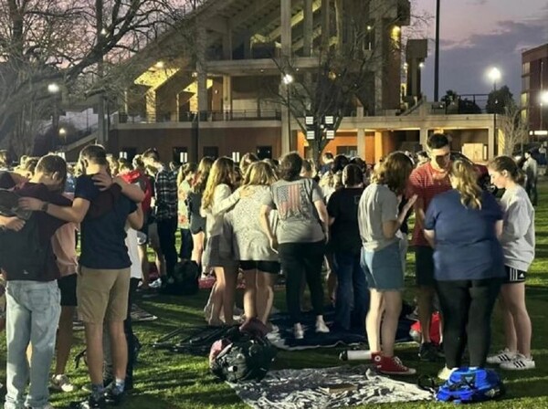 최근 웨스턴켄터키대학교 메인 잔디밭에서 열린 부흥회에 참석한 학생들의 모습. /토마스 W. 위클리