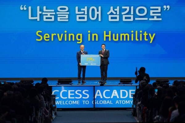 박한길 애터미 회장(왼쪽)과 김병선 PMCI 대표. /애터미