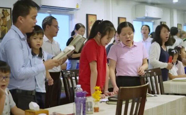 ‘메이플라워 교회’로 알려진 중국 심천성개혁교회 성도 60여 명이 태국에서 예배를 드리고 있는 모습. /유튜브 캡처