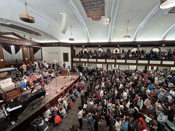 올해 2월 애즈베리대학교 '부흥' 기간 대강당에서 예배드리는 회중들의 모습. /류응렬 목사 페이스북